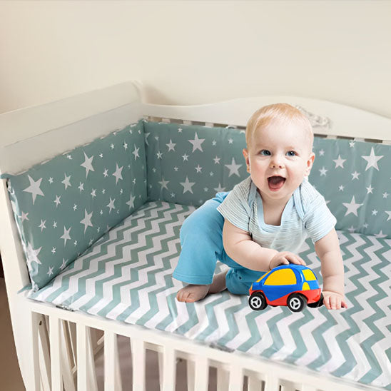 enfant heureux avec tour de lit bébé protect