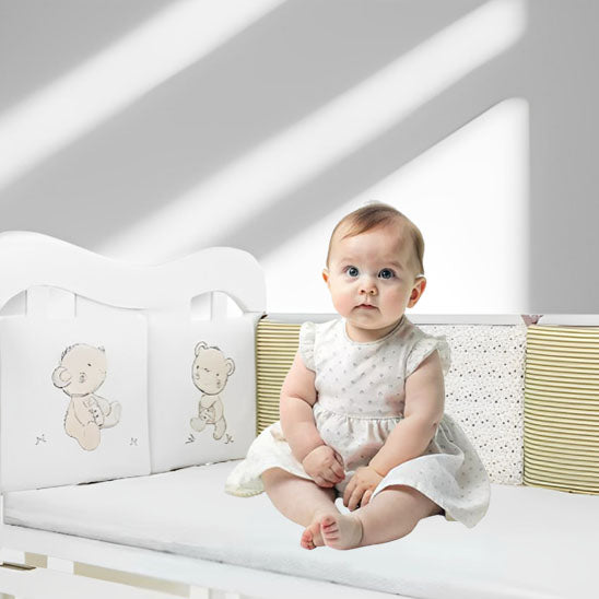 fillette assise avec tour de lit bebe douillet beige