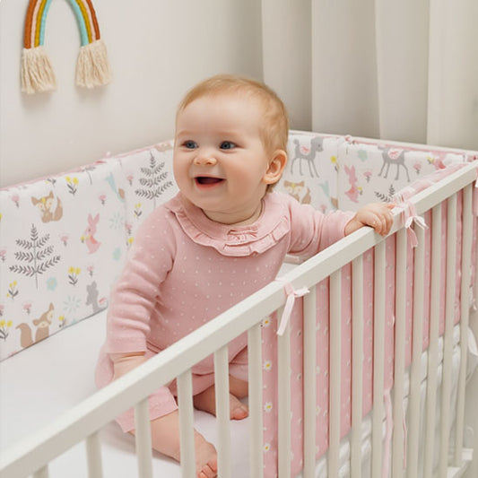 fillette gracieuse avec tour de lit rose antichoc