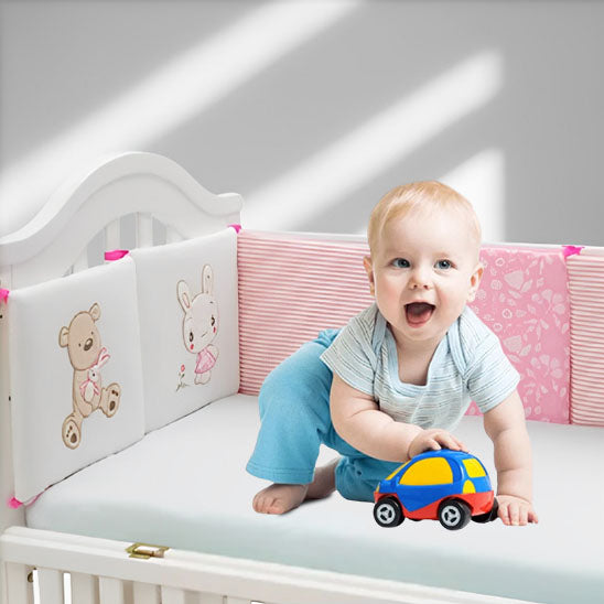 enfant heureux avec tour de lit bebe douillet rose