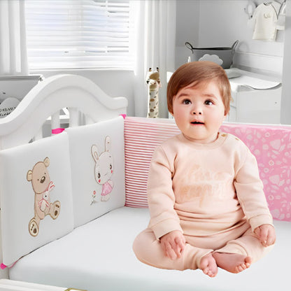 fillette assise avec tour de lit bebe douillet rose