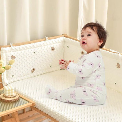 fillette assise avec tour de lit pour bebe Doux-Rêves