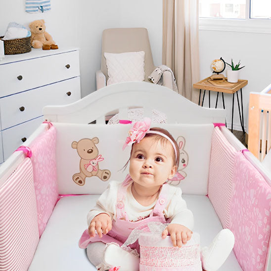 fillette gracieuse avec tour de lit bebe douillet rose