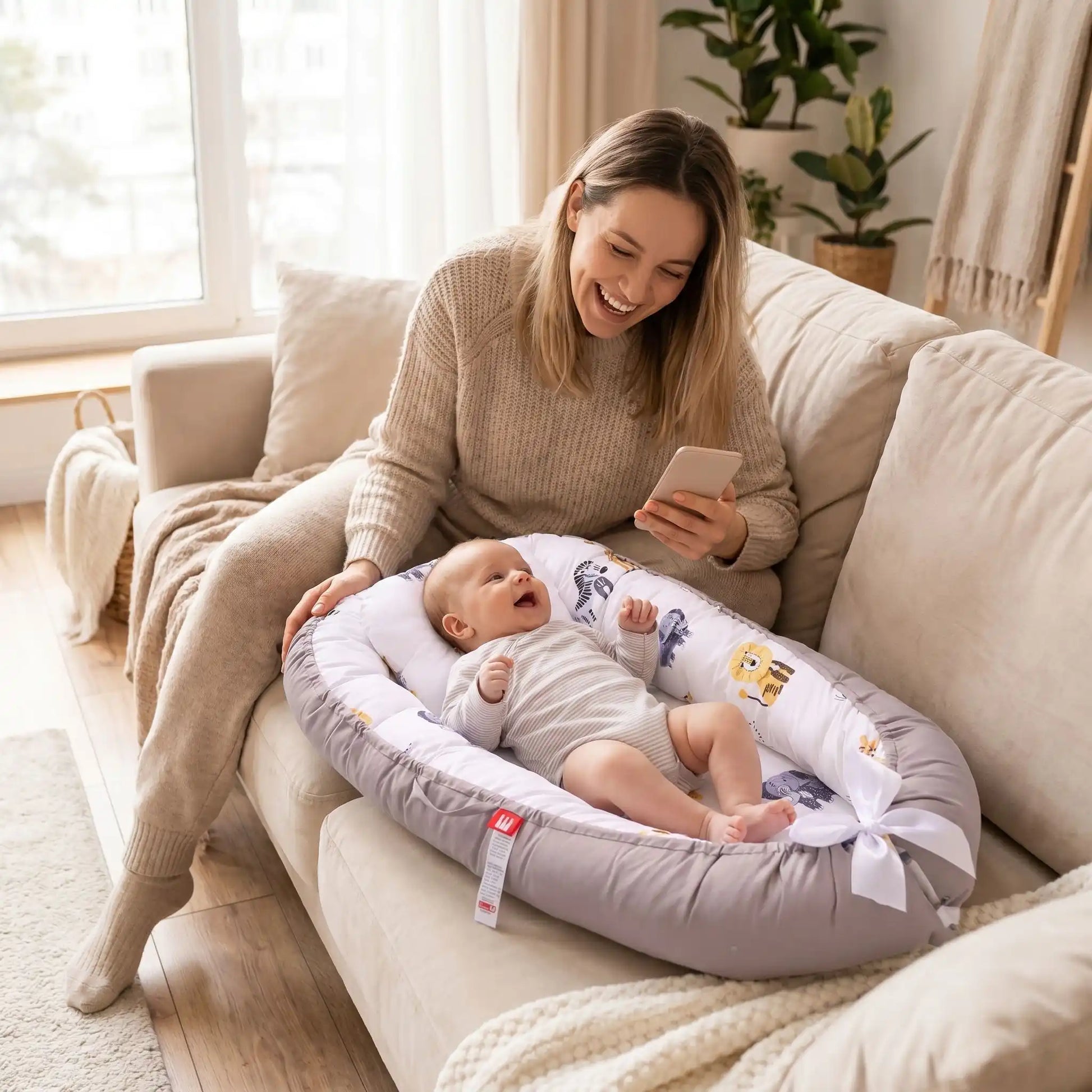 maman bebe souriants avec reducteur de lit pour bebe coton cocooning