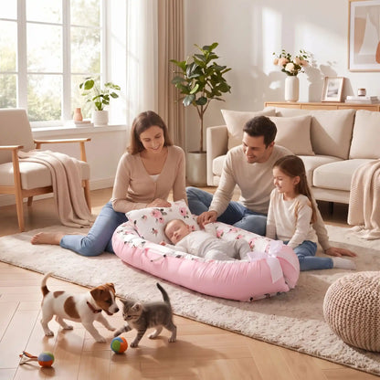parents et bebe avec réducteur de lit rose coton respirant